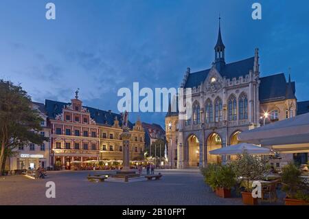 Fischmarkt mit Haus zum breiten Hörnchen, Rolandsäule und Rathaus in Erfurt, Thüringen, Deutschland Stockfoto