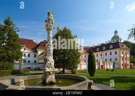 Stift St. Marienthal bei Ostritz mit Dreifaltigkeitsbrunnen, Lausitz, Sachsen, Deutschland Stockfoto