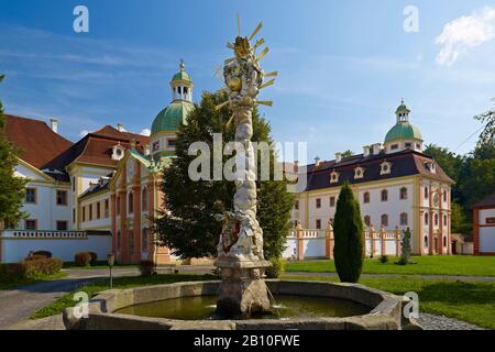 Stift St. Marienthal bei Ostritz mit Dreifaltigkeitsbrunnen, Lausitz, Sachsen, Deutschland Stockfoto