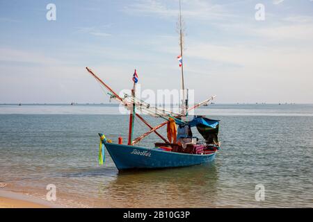 Traditionelles asiatisches Fischerboot mit offenem Holzkäfig und thailändischem Fischfang. Küstenlinien der Marine, Artisan-Fischer, die kleine offene, unbedeckte, traditionelle Fischerboote zum Nachtfischen mit Leuchtstoffröhren am Ufer des Hua hin, Thailand, Asien, verwenden. Stockfoto