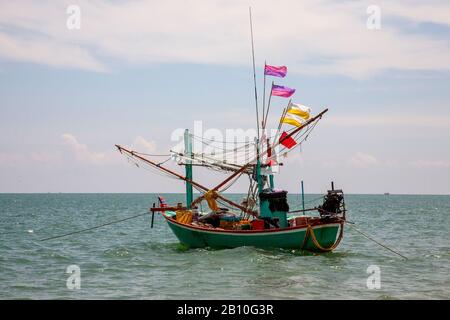 Traditionelles asiatisches Fischerboot mit offenem Holzkäfig und thailändischem Fischfang. Küstenlinien der Marine, Artisan-Fischer, die kleine offene, unbedeckte, traditionelle Fischerboote zum Nachtfischen mit Leuchtstoffröhren am Ufer des Hua hin, Thailand, Asien, verwenden. Stockfoto