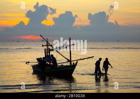 Traditionelles asiatisches Fischerboot mit offenem Holzkäfig und thailändischem Fischfang. Küstenlinien der Marine, Artisan-Fischer, die kleine offene, unbedeckte, traditionelle Fischerboote zum Nachtfischen mit Leuchtstoffröhren am Ufer des Hua hin, Thailand, Asien, verwenden. Stockfoto