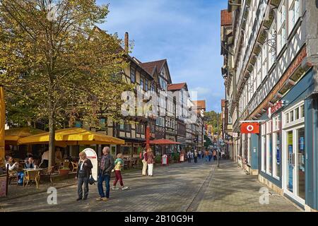 Fachwerkhäuser und Straßencafé in der Altstadt, Hann. Münden, Niedersachsen, Deutschland Stockfoto