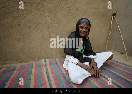 Nubische Frau mit Narben im Gesicht, um Schönheit zu zeigen, Sudan Stockfoto