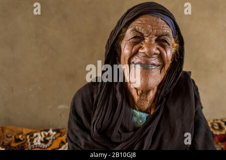 Nubische Frau mit Narben im Gesicht, um Schönheit zu zeigen, Sudan Stockfoto