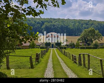 Kutscherhaus auf Schloss Derneburg, Gemeinde Holle, Landkreis Hildesheim, Niedersachsen, Deutschland Stockfoto