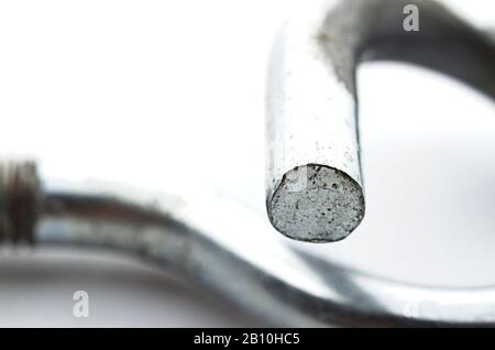 Schraubhaken aus Stahl auf weißem Hintergrund. Sicherheitsteil der Befestigungsteile. Stockfoto