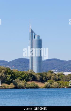 Wien, Österreich - 4. September 2019: Fernsicht auf Den Millennium Tower, das zweithöchste Bauwerk Österreichs mit 171 Metern, erbaut 1999. Stockfoto