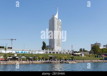 Wien, Österreich - 4. September 2019: Modernes Geschäftsviertel in der Donau-Stadt mit Hochhaus neue Donau Wolkenkratzer Stockfoto