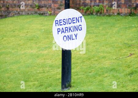 Anwohner parken nur auf grünem Gras privaten Garten Stockfoto