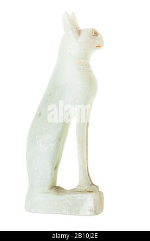 Nachbildung der altägyptischen Statuette - Figur der aus Seifenstein gehauenen Katze isoliert auf weißem Grund Stockfoto