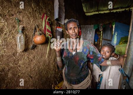 Eine Mutter in ihrem traditionellen Haus im Norden Äthiopiens Stockfoto