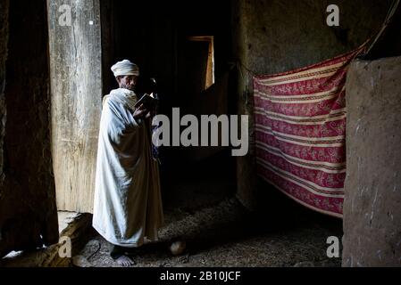 Äthiopisch-orthodoxe Kirchenpriester liest die Bibel, Tigray, Äthiopien Stockfoto