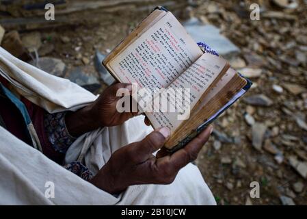 Äthiopisch-orthodoxe Kirchenpriester liest die Bibel, Tigray, Äthiopien Stockfoto