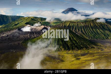 Aktiver Krater von Bromo auf der linken Seite, Vulkan Batok auf der Vorderseite und Vulkan Semeru dahinter, Bromo Tengger Semeru National Park, Java Island, Indonesien Stockfoto