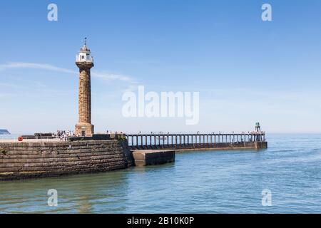 Die Aussicht auf das Meer entlang der West Pier von der Küstenstadt Whitby, Yorkshire in Nordengland. Stockfoto