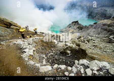 Schwefelabbau auf dem Kratersee des Ijen-Vulkans, Java, Indonesien Stockfoto