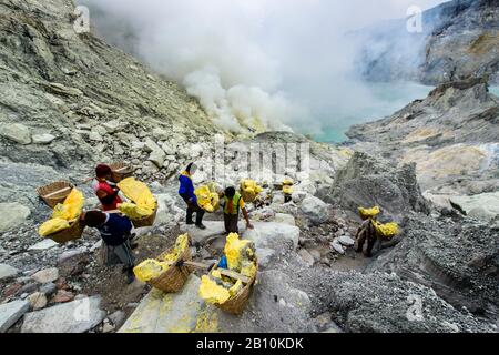 Schwefelabbau auf dem Kratersee des Ijen-Vulkans, Java, Indonesien Stockfoto