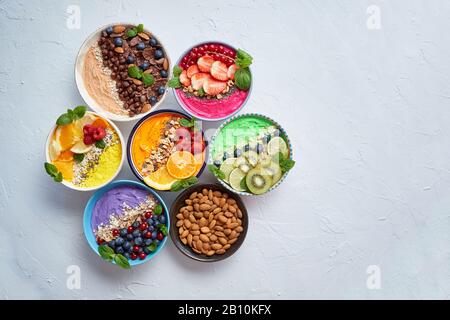 Verschiedene gesunde frische Smoothies oder Yogurts in Schüsseln. Mit Erdbeeren, Kiwi, chia, Brombeeren Stockfoto