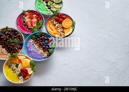 Verschiedene gesunde frische Smoothies oder Yogurts in Schüsseln. Mit Erdbeeren, Kiwi, chia, Brombeeren Stockfoto