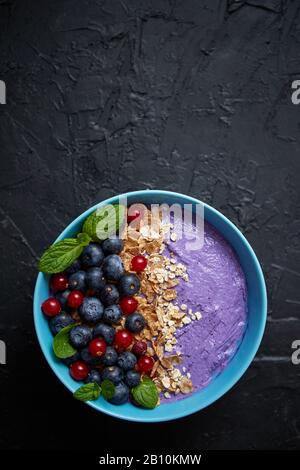 Gesundes Lebensmittelkonzept. Frisches Obst, Blackberries und Currants, Joghurt oder Smoothie mit Hafer und Flocken Stockfoto