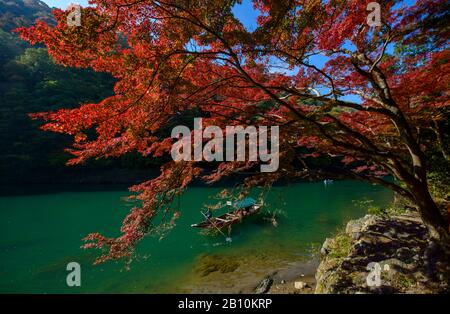 Touristenboot auf Arashiyama, Kyoto, Japan Stockfoto