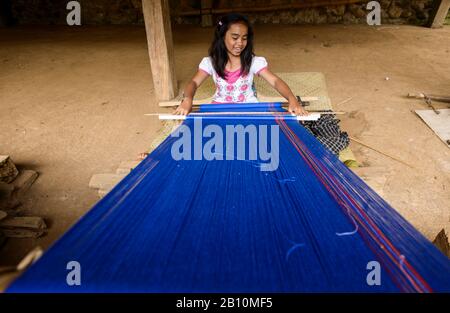 Mädchen webt Textilien, Tana Toraja, Sulawesi, Indonesien Stockfoto