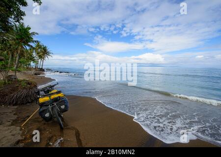 Fahrrad am Strand der Halbinsel Caramoan, Southern Luzon, Philippinen Stockfoto