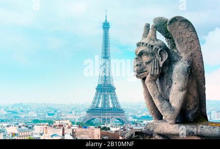 Blick auf Paris mit Eiffelturm und Gargoyle oder Chimera der Kathedrale Notre Dame, hochauflösendes Bild Stockfoto