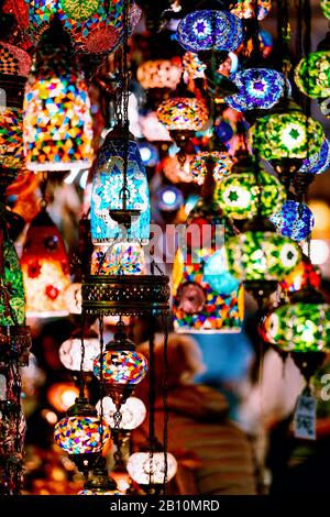 Typische Lampen und Laternen im Laden im großen Basar, Istanbul, Türkei Stockfoto