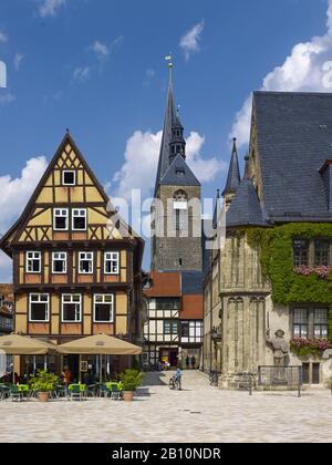 Markt mit Rathaus und Stadtkirche St. Benedikti, Blick in die Hoken, Gastronomie am Markt, Quedlinburg, Sachsen-Anhalt, Deutschland Stockfoto