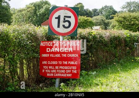 Warnschild in Imber Village, Wiltshire. Das Gebiet liegt inmitten des Truppenübungsplatts Salisbury Plain und der öffentliche Zugang ist eingeschränkt. Stockfoto