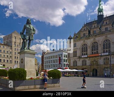 Handdenkmal auf dem Markt mit Rathaus, Halle/Saale, Sachsen-Anhalt, Deutschland Stockfoto