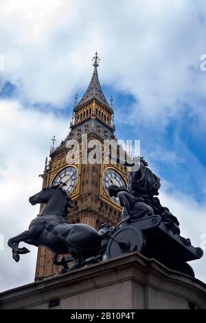Statue der Boadicca (Boadicea) Königin des Iceni mit dem Queen Elizabeth Tower (Big Ben) dahinter. Westminster, London, Großbritannien Stockfoto