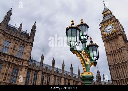 Blick auf die ornamentale Streetlamp auf der Westminster Bridge mit dem Queen Elizabeth Tower (Big Ben) dahinter. Westminster, London, Großbritannien Stockfoto