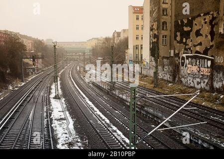 Bahngleise, Panoramaaussicht Richtung S-Bahnhof Schönhauser Allee, Prenzlauer Berg, Berlin, Deutschland Stockfoto