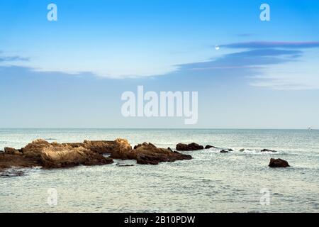 Naturlandschaft des Rizhao Renjiatai Seashore Reef Park in Shandong, China Stockfoto