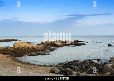 Naturlandschaft des Rizhao Renjiatai Seashore Reef Park in Shandong, China Stockfoto