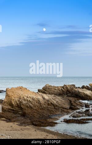 Naturlandschaft des Rizhao Renjiatai Seashore Reef Park in Shandong, China Stockfoto