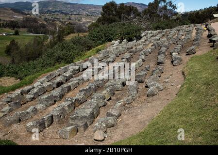 Diese behauenen Steine wurden für den Bau von Ingapirca verwendet, die die wichtigsten Inkaruinen Ecuadors sind. Stockfoto