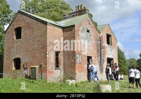 Wiltshire, Großbritannien - 17. August 2019: Besucher, die die Ruinen der Nag's Head Cottages in Imber Village, Wiltshire, betrachten. Der Bereich ist in der Regel geschlossen Stockfoto