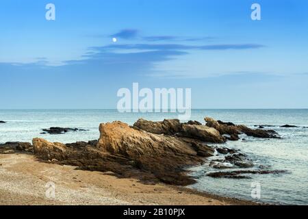 Naturlandschaft des Rizhao Renjiatai Seashore Reef Park in Shandong, China Stockfoto