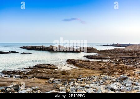 Naturlandschaft des Rizhao Renjiatai Seashore Reef Park in Shandong, China Stockfoto