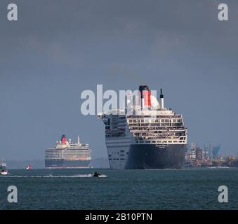 Queen Mary Two Cruise Ship Nach Queen Elizabeth Cruise Ship Aus Southampton UK Im Rahmen Der Drei Queens Procession Stockfoto