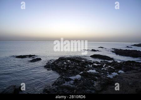Naturlandschaft des Rizhao Renjiatai Seashore Reef Park in Shandong, China Stockfoto