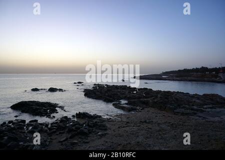 Naturlandschaft des Rizhao Renjiatai Seashore Reef Park in Shandong, China Stockfoto