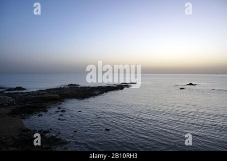 Naturlandschaft des Rizhao Renjiatai Seashore Reef Park in Shandong, China Stockfoto