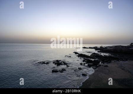 Naturlandschaft des Rizhao Renjiatai Seashore Reef Park in Shandong, China Stockfoto