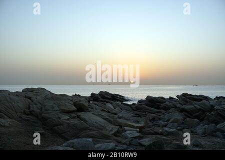Naturlandschaft des Rizhao Renjiatai Seashore Reef Park in Shandong, China Stockfoto