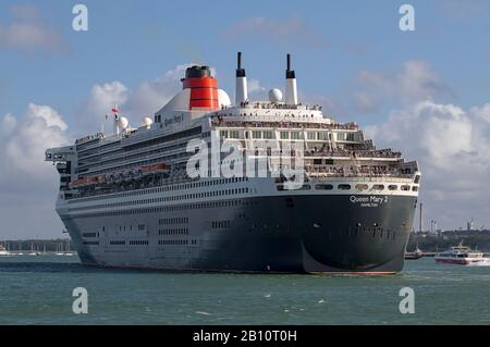 Stern Der Königin Mary Zwei, Die Southampton Docks Als Teil Der Drei Queens Verlässt, Die Passagiere Winken Zeigen Stockfoto